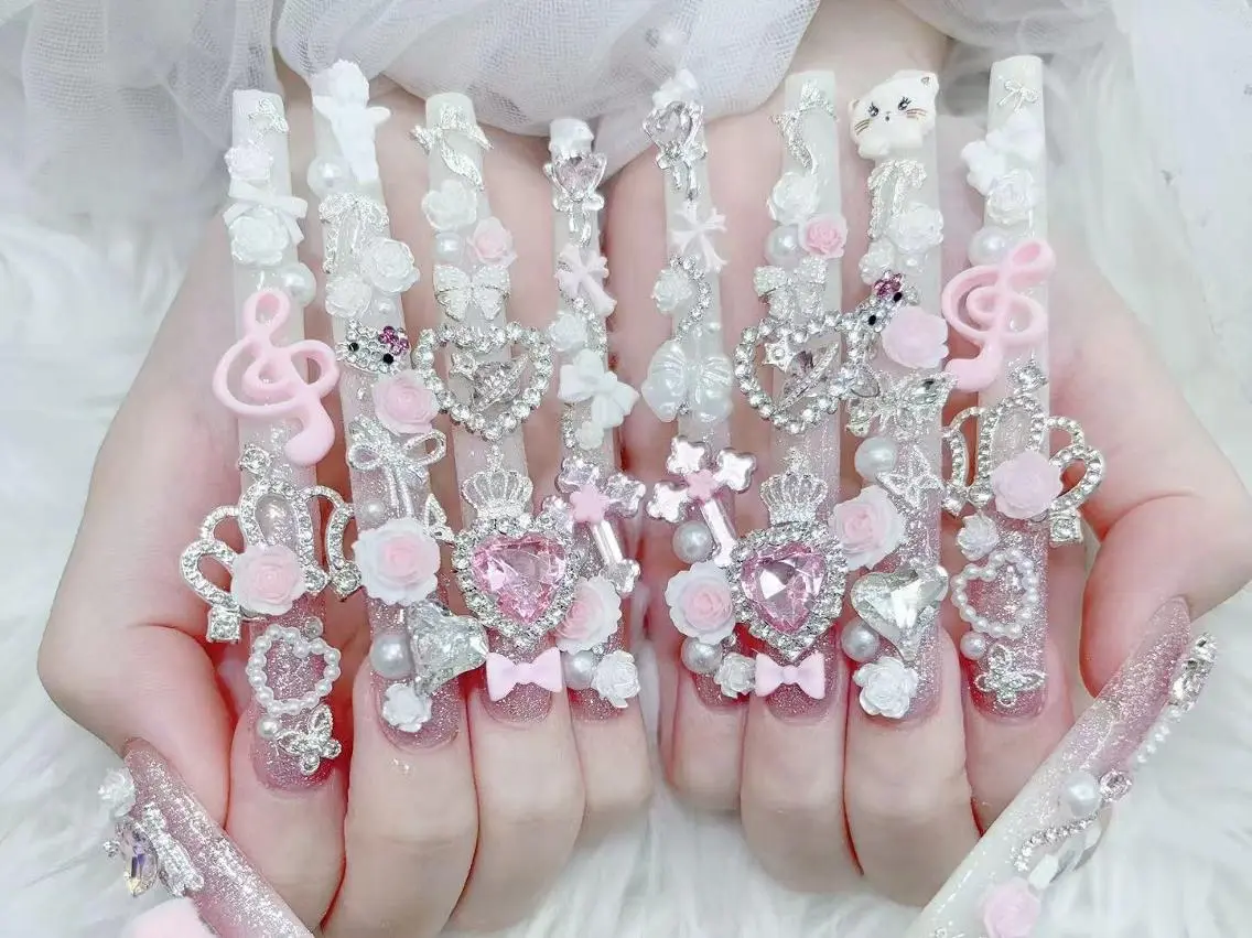 ネイル 長さ出し キラキラネイル 韓国ネイル ロングネイル マグネットネイル ハンドネイル ハンドケア MUNI🎀 NAIL のネイルデザイン
