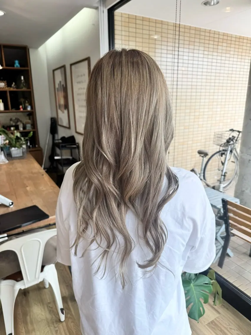 ロング カラー ベージュカラー ブリーチ ヘアカラー トリートメント ツキダテ ユイのヘアスタイル