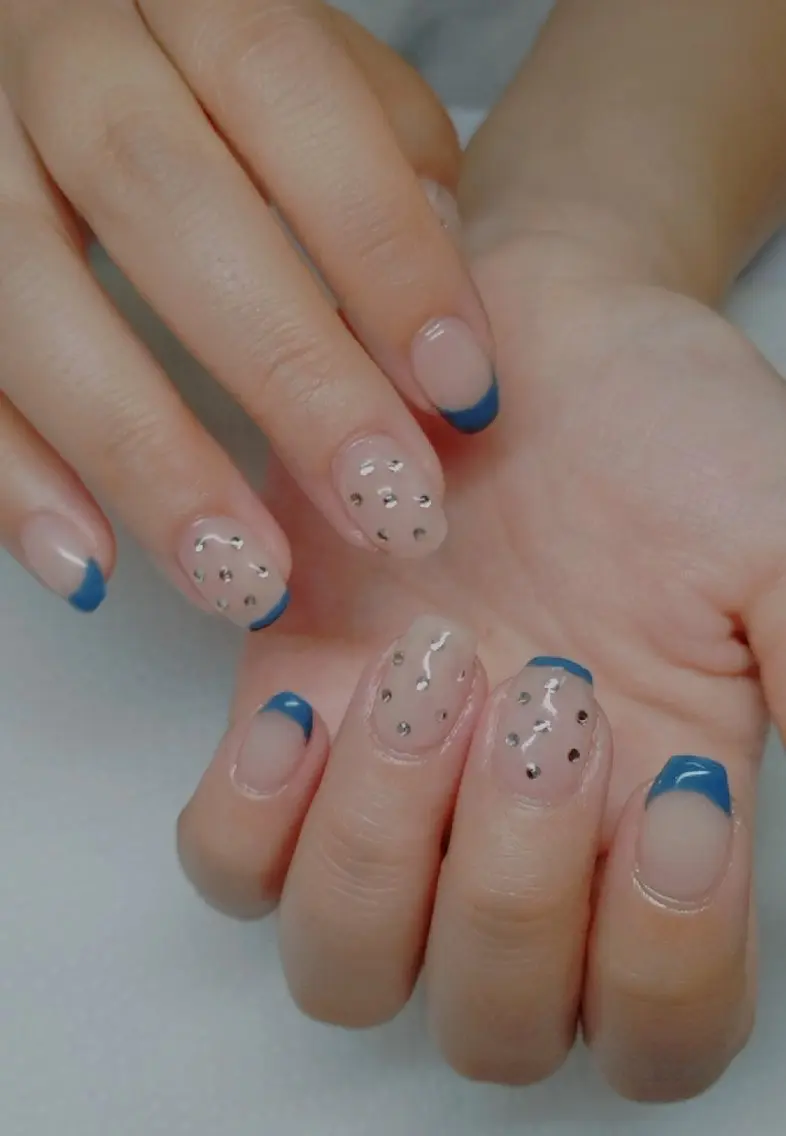 ネイル カジュアル フレンチネイル ストーンネイル プライベートサロン Rosy Lilyのネイルデザイン