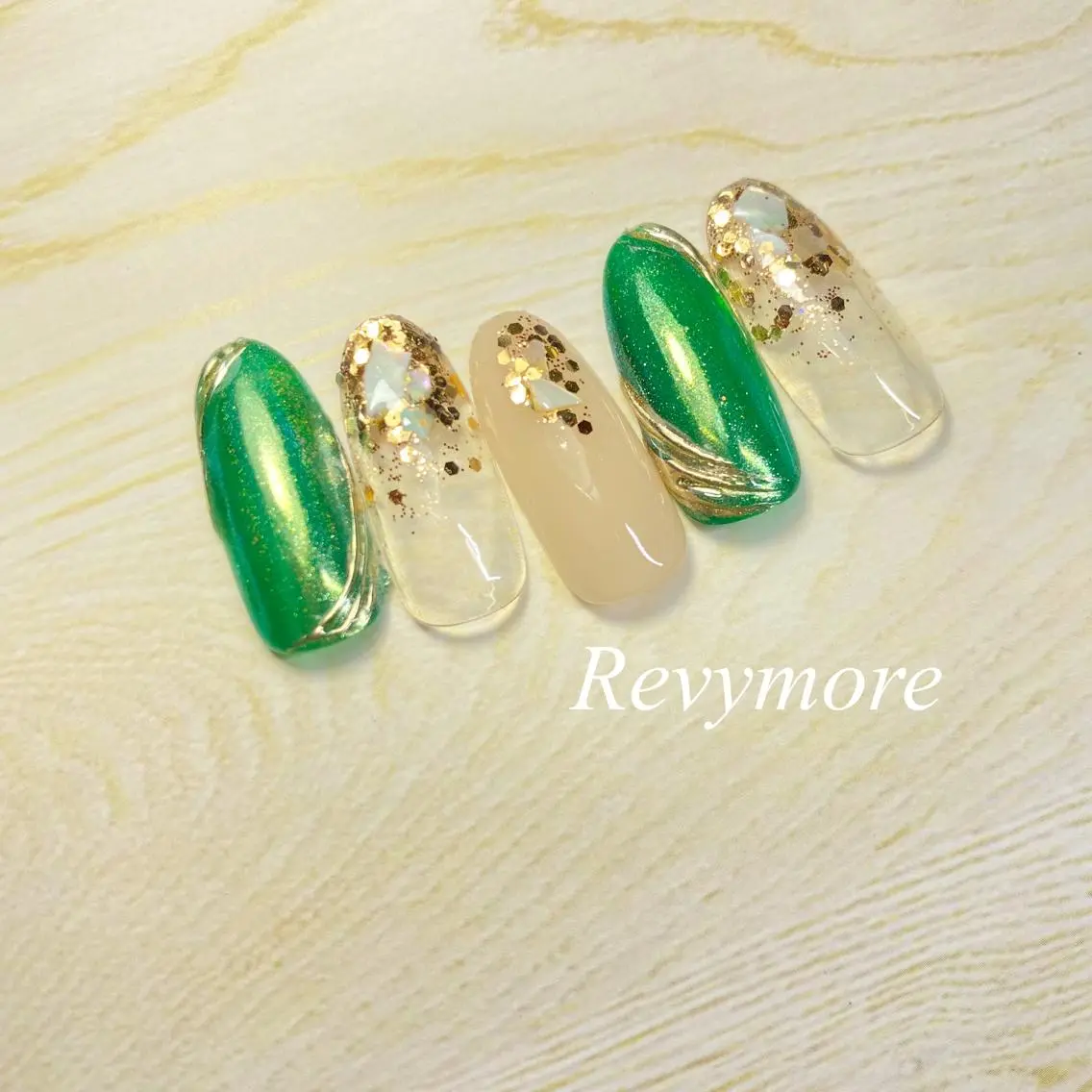 ミディアム ネイル ジェルネイル ミラーネイル シンプルネイル nail salon Revymoreのネイルデザイン