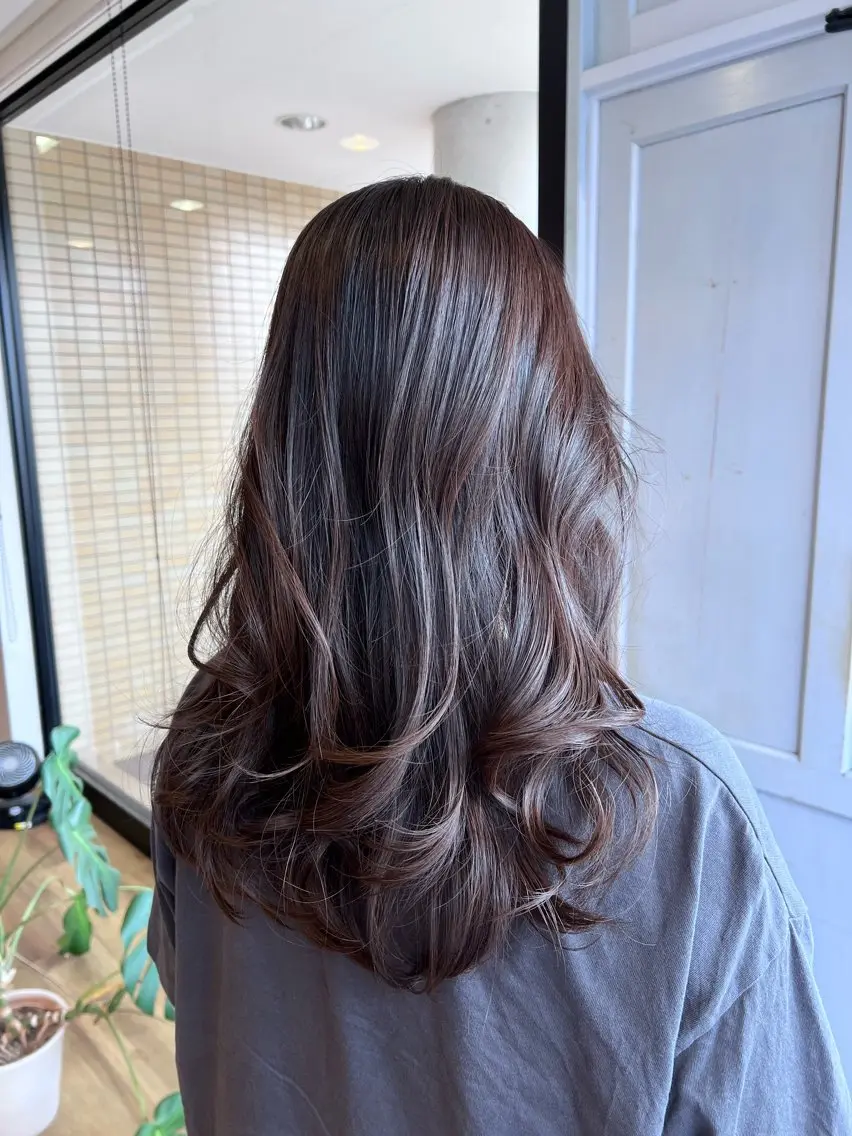 ロング カラー グレージュ ラベンダーカラー ラベンダーグレージュ ラベンダーグレー ヘアカラー トリートメント ツキダテ ユイのヘアスタイル