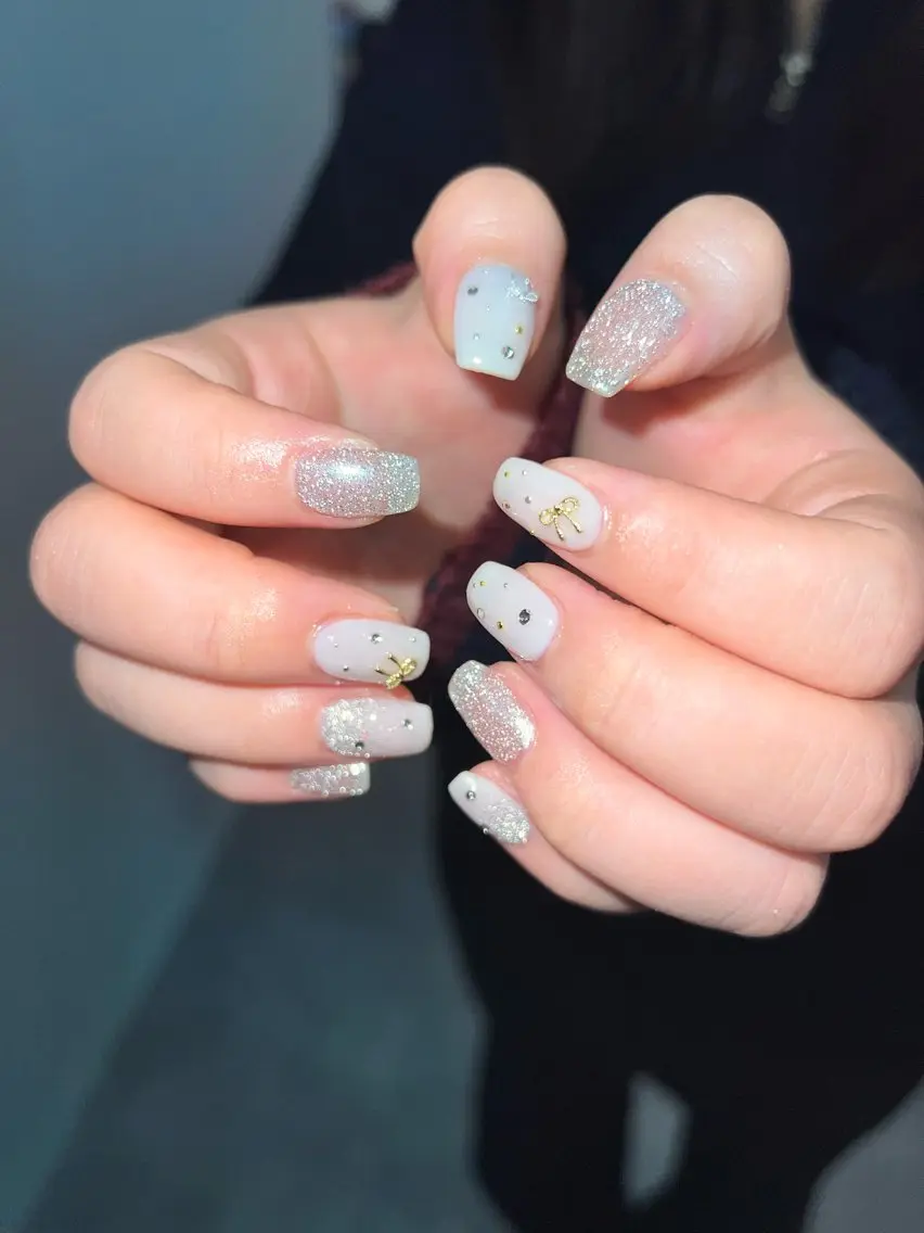 ネイル フラッシュネイル フレンチネイル ジェルネイル ラメ(グリッター) ラメグラデーション ハンドネイル ハンドケア Bana_ Nailのネイルデザイン