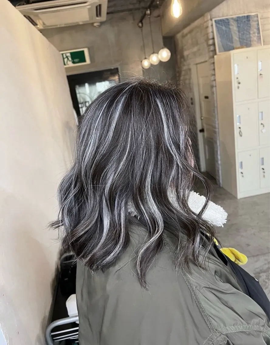 ミディアム カラー ダークグレー ダークグレージュ グレージュ ハイライトカラー ハイライト カット ヘアカラー トリートメント 指名数No.1 /NAOYAのヘアスタイル