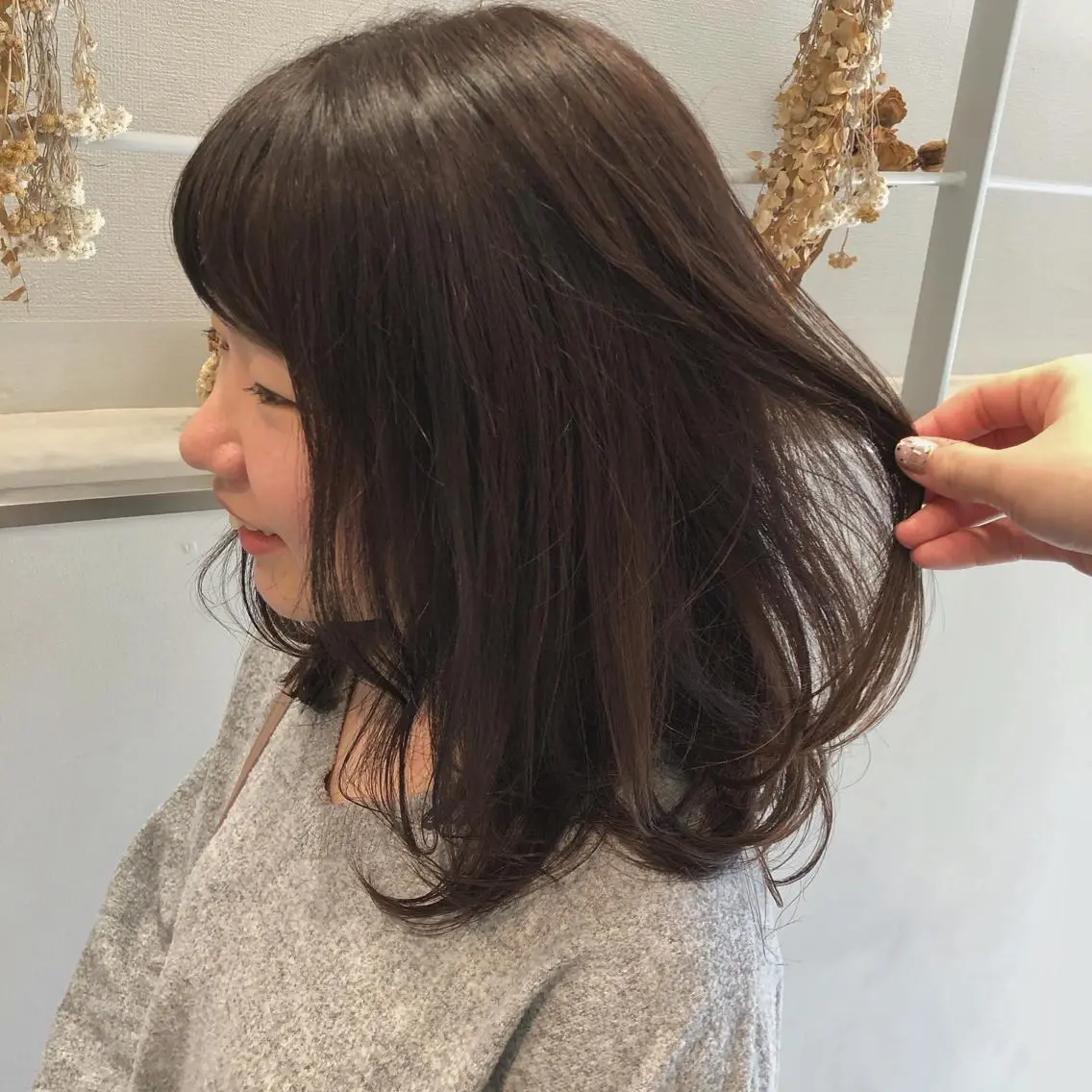 ミディアム カラー アッシュ 透明感カラー ラベンダーカラー ラベンダーアッシュ 柏木 彩花のヘアスタイル