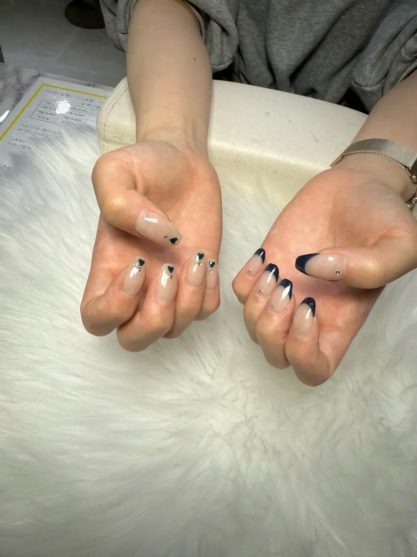 ネイル フレンチネイル ハート ネイビー ハンドネイル tumake🩷 Aliceのネイルデザイン