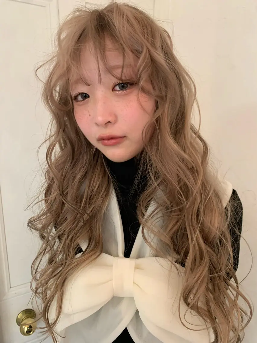 ロング ヘアカラー wakana/ 柔らかベージュカラーのヘアスタイル