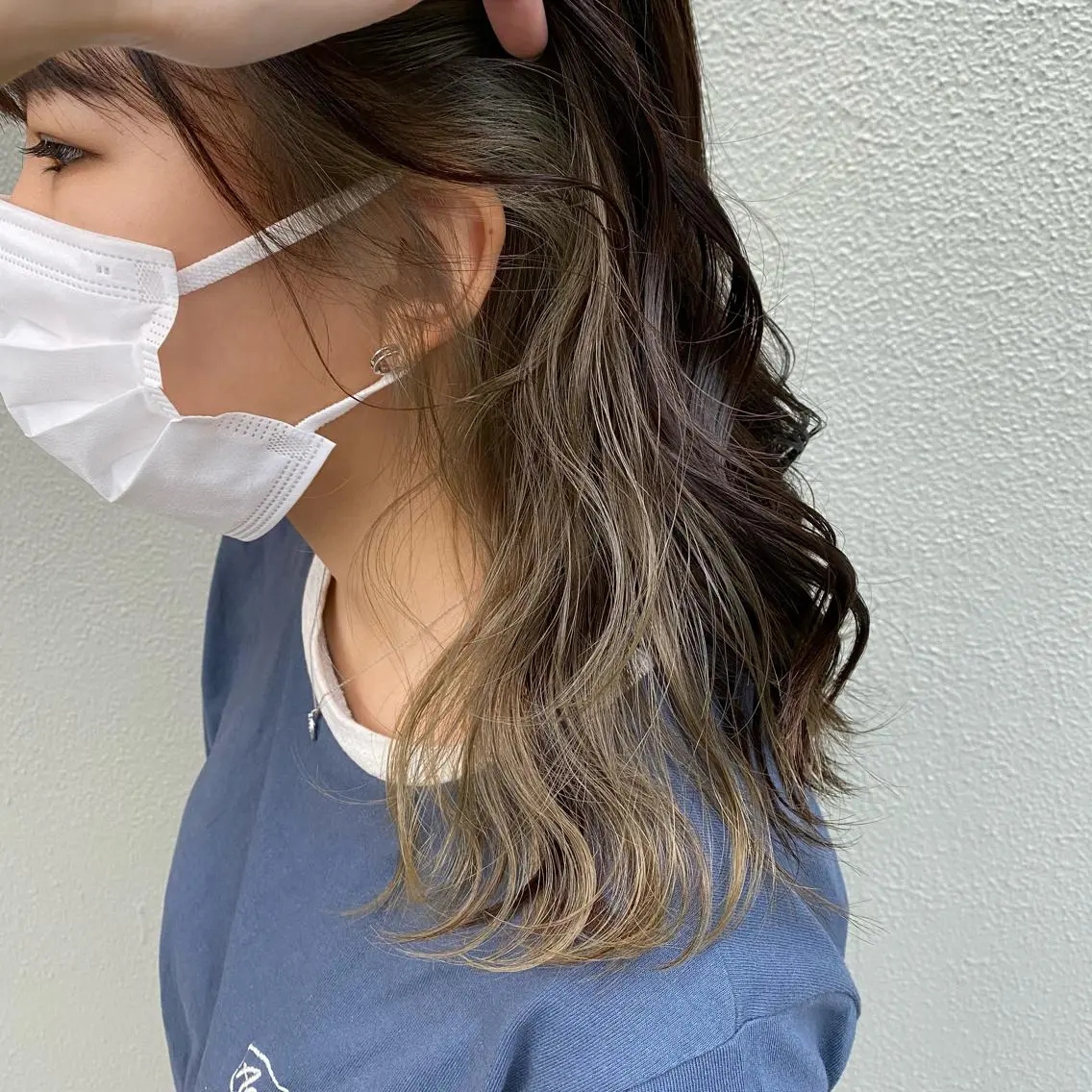 ロング カラー ベージュカラー ブリーチ ホワイトベージュ 岡村 玲奈のヘアスタイル