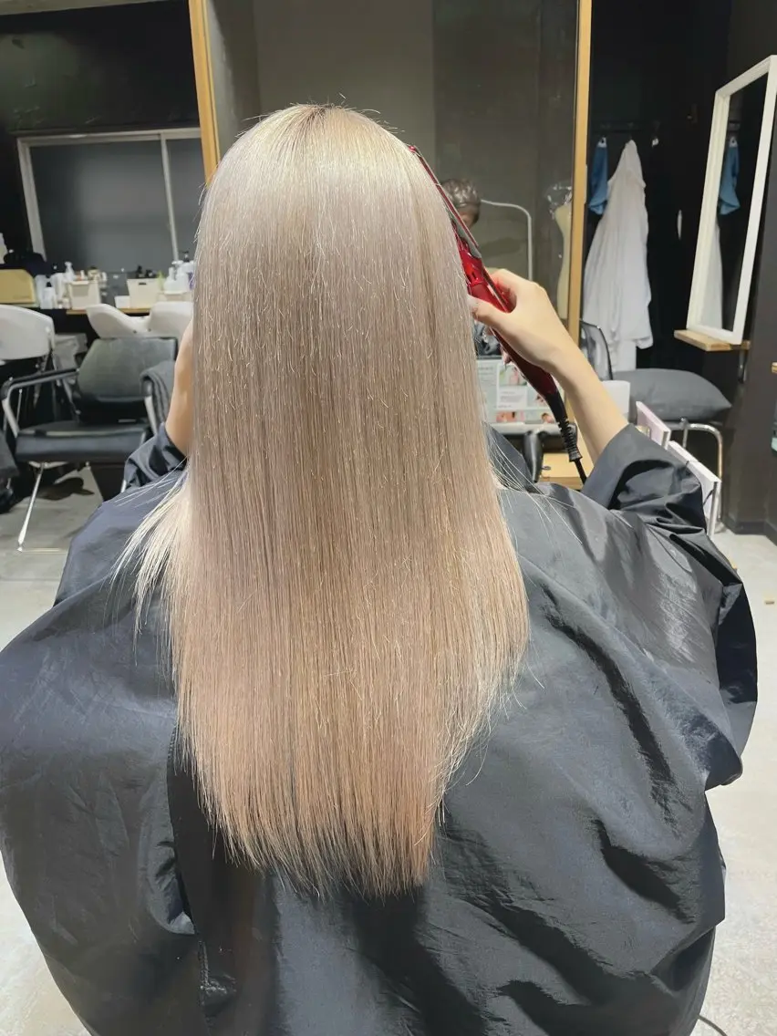 カット+ハイダメージ対応酸性ストレート+トリートメント（鎖骨下ロング料金2000円）の写真