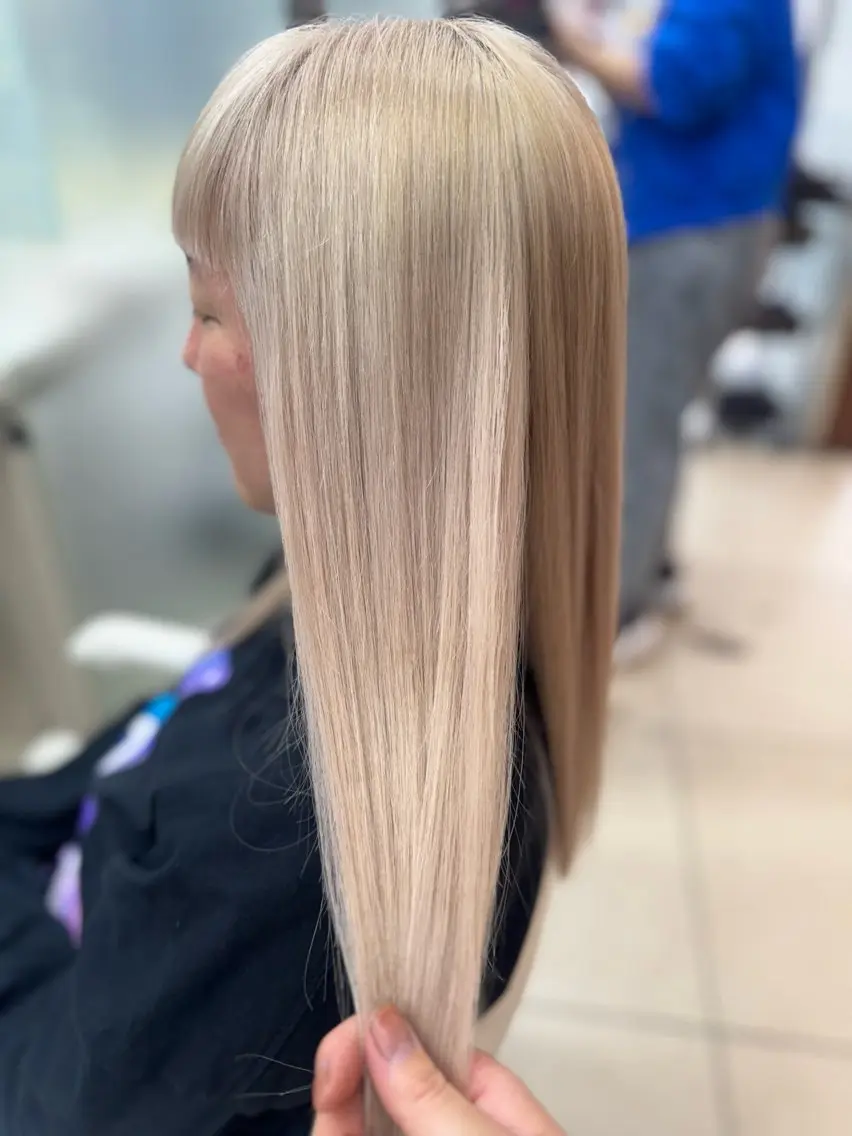 ロング カラー ベージュカラー ブリーチ ハイトーンカラー ホワイトベージュ ヘアカラー トリートメント ✂︎レディース のメンズカット屋さんのヘアスタイル