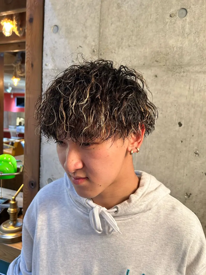 ショート カラー パーマ メンズ カット ヘアカラー パーマ トリートメント 🎨デザイン🥇 美髪・艶髪 日暮千敬のヘアスタイル