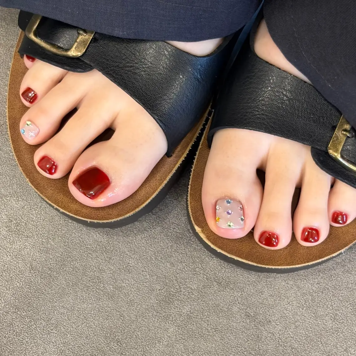 ネイル アートネイル フットネイル 持ち込み ストーンネイル フットネイル Sun Brown Mireiのネイルデザイン