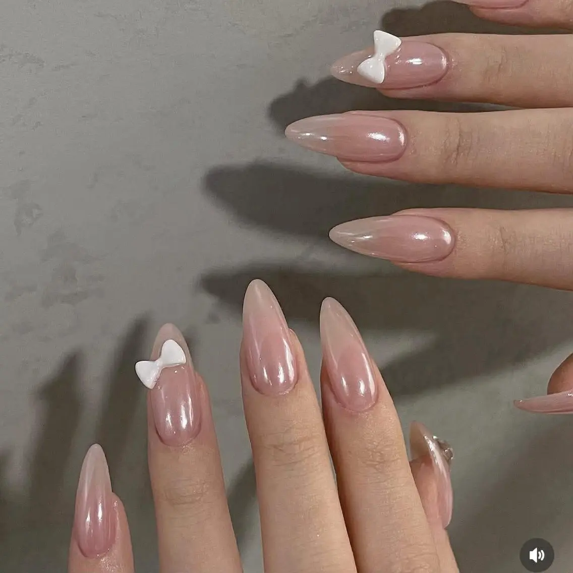 ネイル キラキラネイル ミラーネイル シンプルネイル 春ネイル ワンホンネイル Quynh Sora Nailのネイルデザイン
