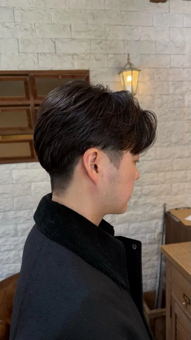 ショート パーマ メンズ センターパート メンズパーマ カット パーマ 透明感カラー🫧 nanamiのヘアスタイル