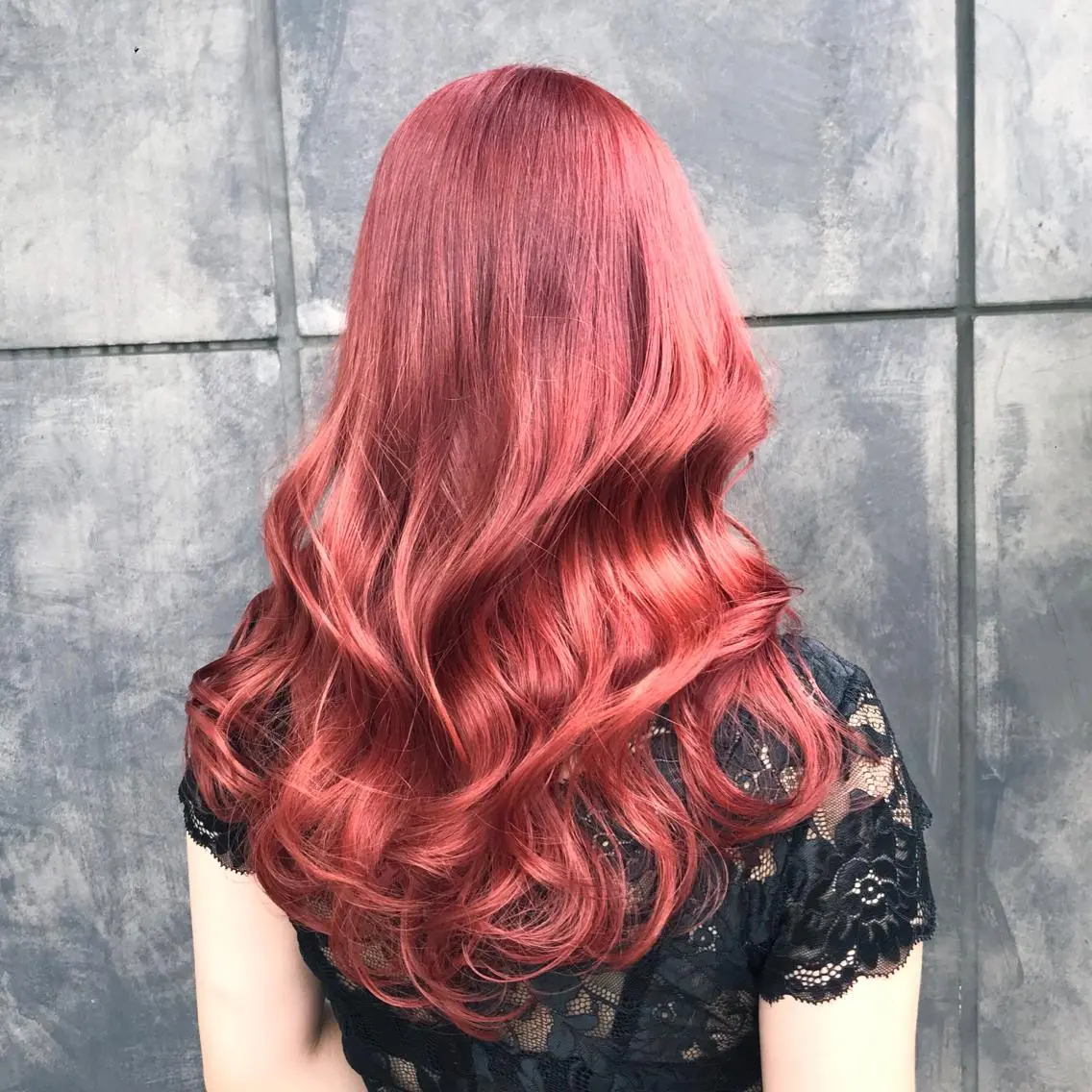 ロング カラー ブリーチ ピンクカラー レッドカラー ヨシンモリ ムルギョル巻き K-POP好き美容師 🇰🇷Kai.Yのヘアスタイル