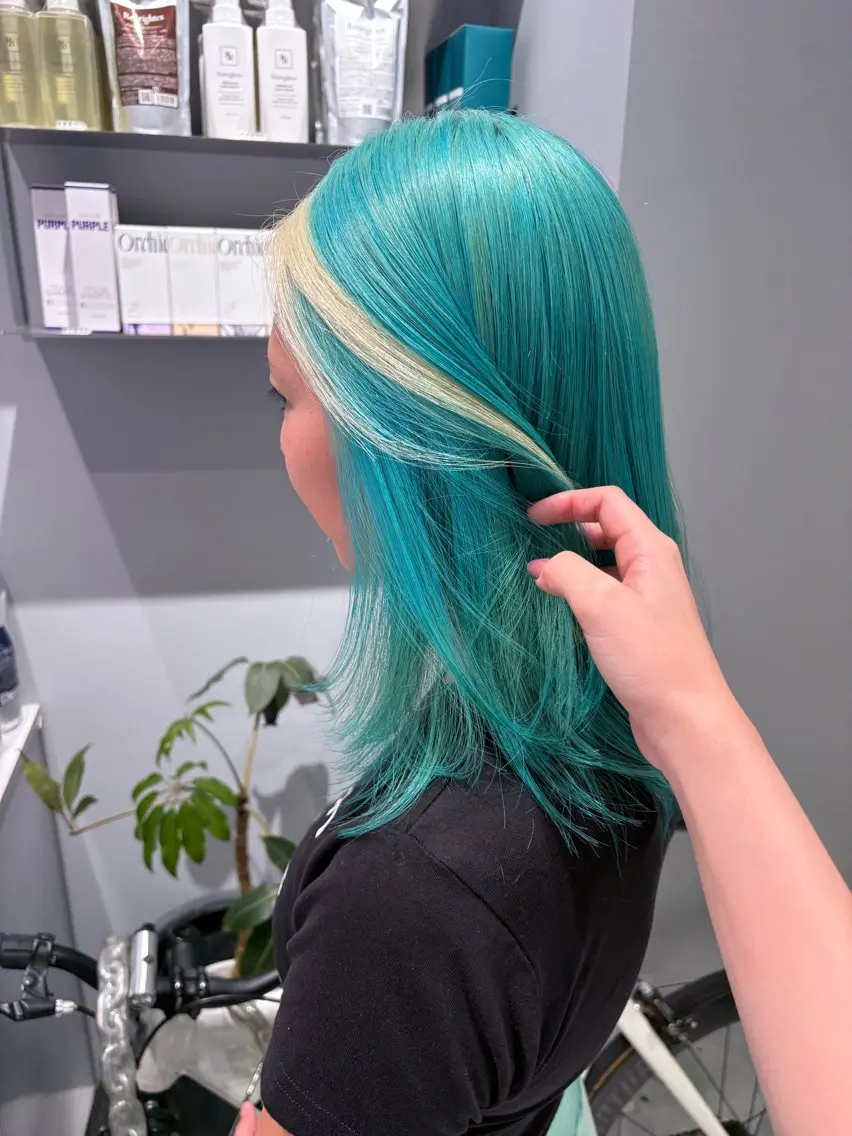 ミディアム カラー ブロンド ミント カット ヘアカラー トリートメント NANA🦖 ハイトーンデザインのヘアスタイル