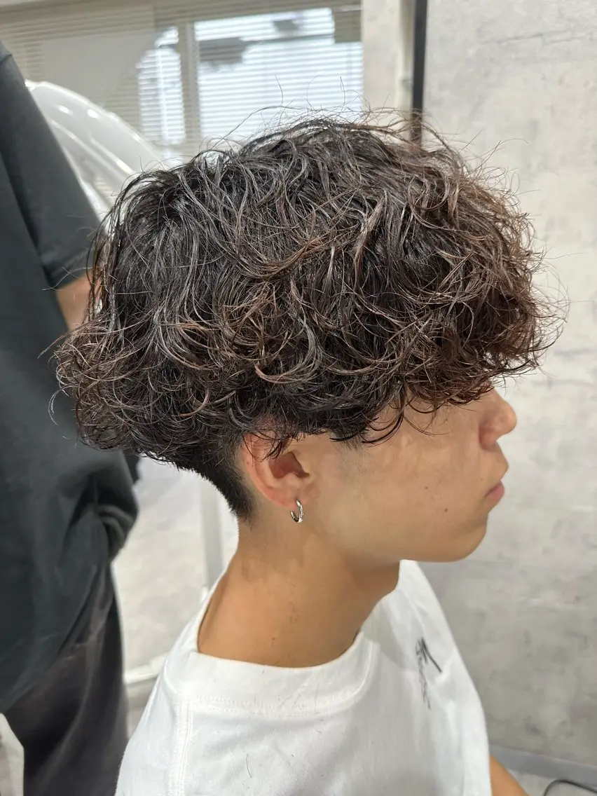 ショート パーマ メンズ メンズパーマ プードルパーマ 波巻きパーマ プードルパーマ ユウ🪄 パーマ指名No1のヘアスタイル