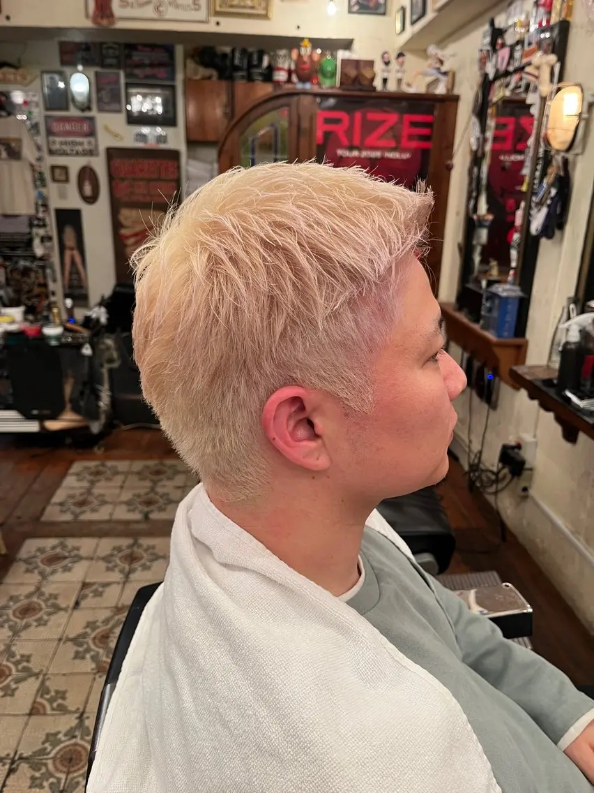カラー ブリーチ ヘアカラー 加賀谷 英多のヘアスタイル