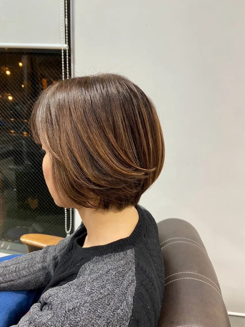 ショート カラー ショートレイヤー ブラウンカラー ナチュラルブラウン レイヤーカット ショートヘア 安岡美咲✂︎ 艶カラー/髪質改善のヘアスタイル