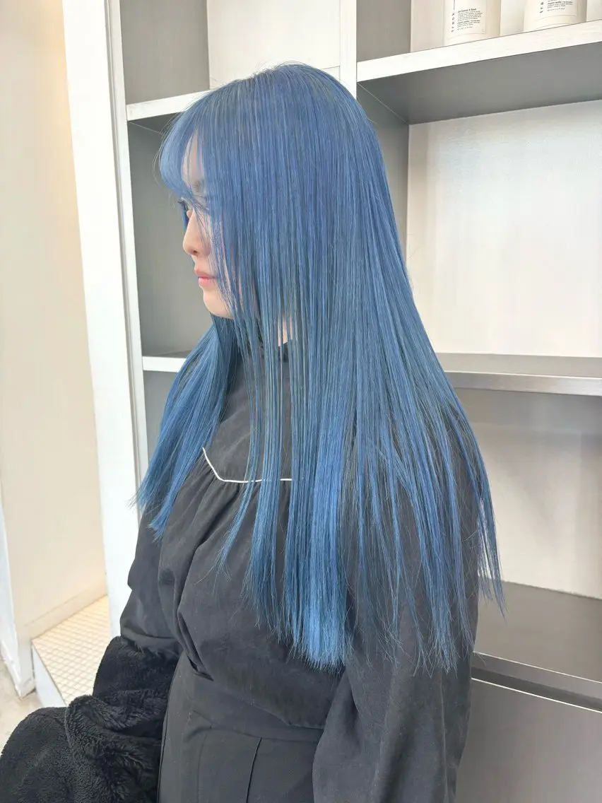 ロング カラー ヘアアレンジ ブルーカラー ブルーバイオレット ネイビーカラー バイオレットカラー ヘアカラー トリートメント 🎨ハイトーン/ 切りっぱなし みつきのヘアスタイル