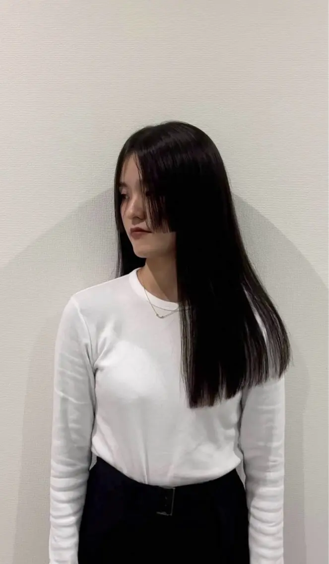 ロング カラー ブリーチ 透明感カラー デザインカラー 髪質改善 レイヤーカット 山本梨華/ 透明感カラーのヘアスタイル