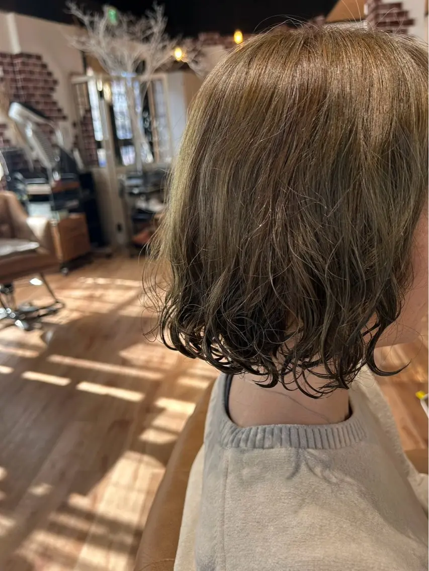 ショート 西村雪菜 グレイカラーのヘアスタイル