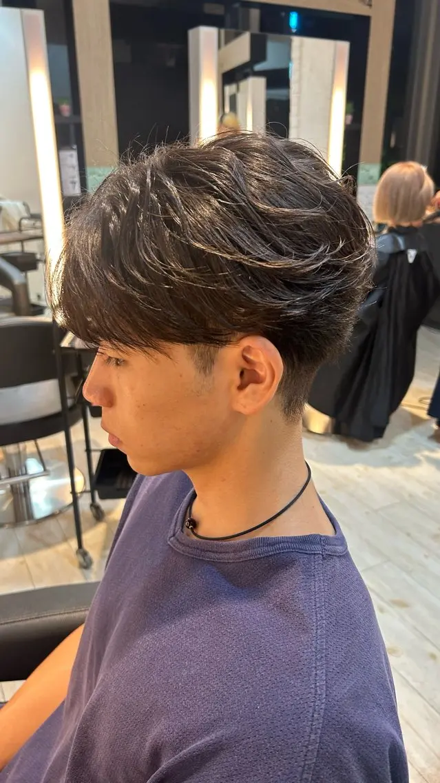 メンズ フェザーパーマ マッシュ メンズパーマ シースルーマッシュ カット 有働由良／ハイトーン ／韓国メンズヘアのヘアスタイル