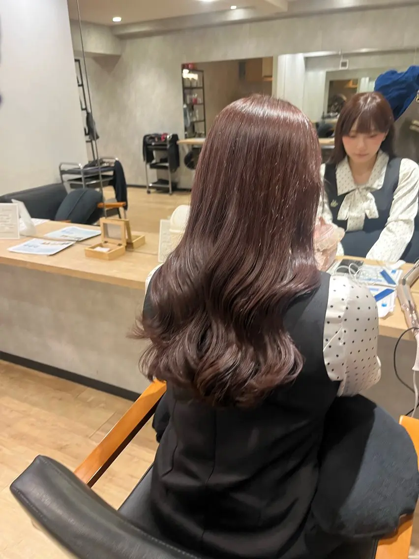 セミロング カラー ブラウンカラー 透明感カラー ラベンダーカラー ラベンダーブラウン ヘアカラー トリートメント 新宿 似合わせカラー HINAのヘアスタイル