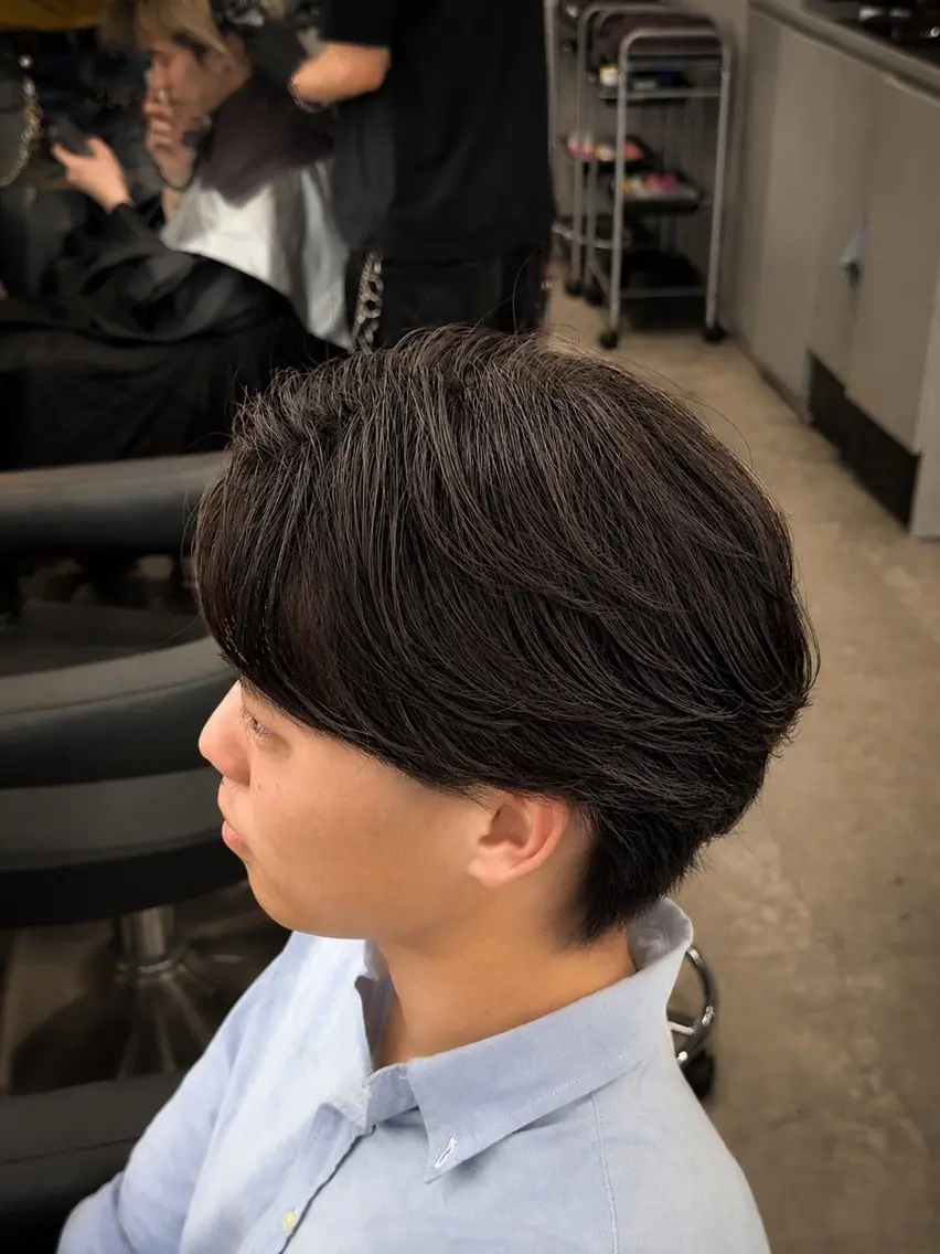 ショート パーマ ヘアアレンジ メンズ フェザーパーマ メンズパーマ ニュアンスパーマ カット パーマ トリートメント ヘッドスパ ヘアセット メンズフェザーパーマ 💫曲がる縮毛矯正のヘアスタイル