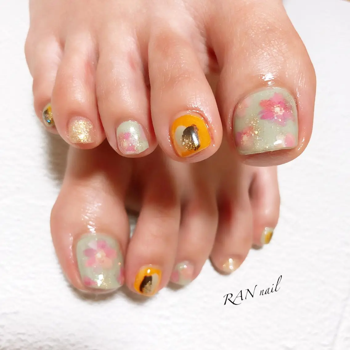 ネイル 入学式 フラワーネイル フットネイル グリーン キラキラネイル ハンドネイル フットネイル RAN nailのネイルデザイン