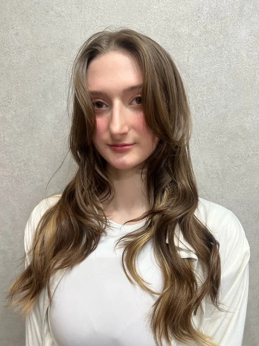 ロング カラー ロングレイヤー ブリーチ 透明感カラー ブリーチなしカラー ボブ カット ヘアカラー YUI ハイトーンカラーのヘアスタイル