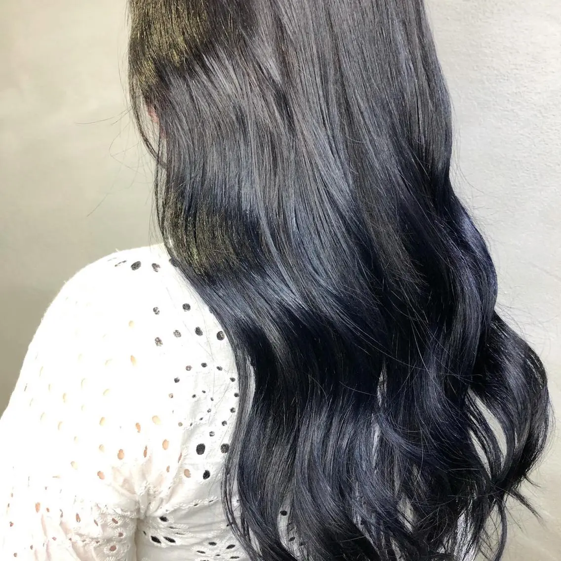 ロング カラー 黒髪 ブルーカラー ブルーブラック 透明感カラー カット ヘアカラー トリートメント くまがい みゆ【edge.】のヘアスタイル