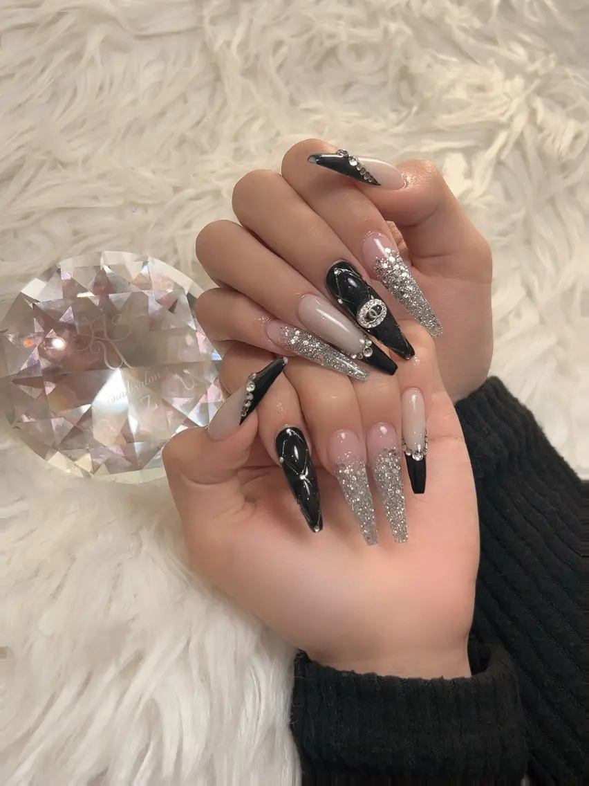 ネイル フレンチネイル ラメ(グリッター) ラメグラデーション ハンドネイル nailsalon azu Hinaのネイルデザイン