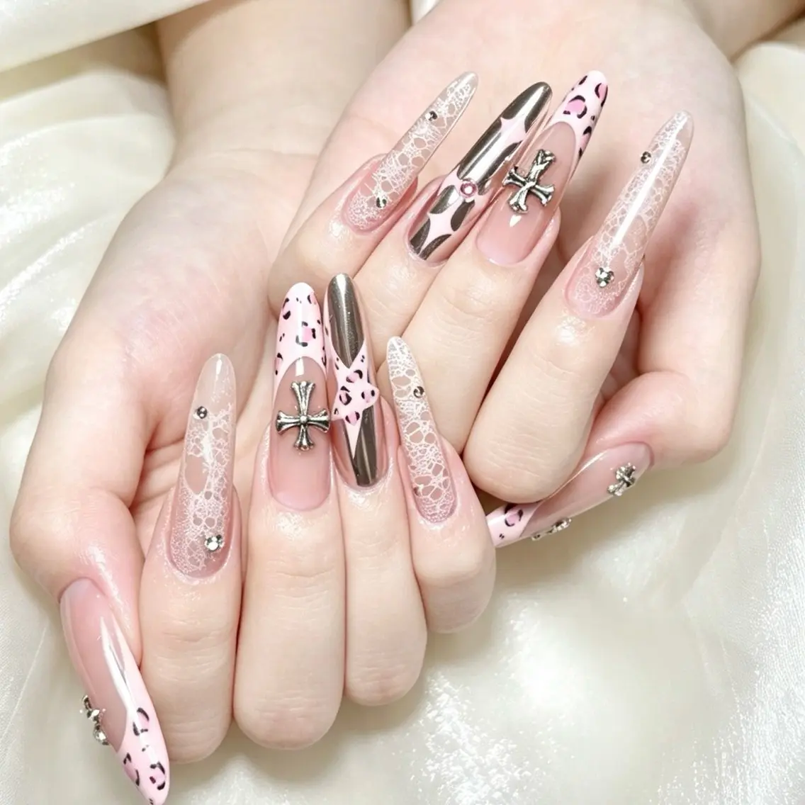 ネイル アートネイル オーロラネイル クリアネイル 長さ出し フラッシュネイル ハンドネイル Plouta Nailsalonのネイルデザイン