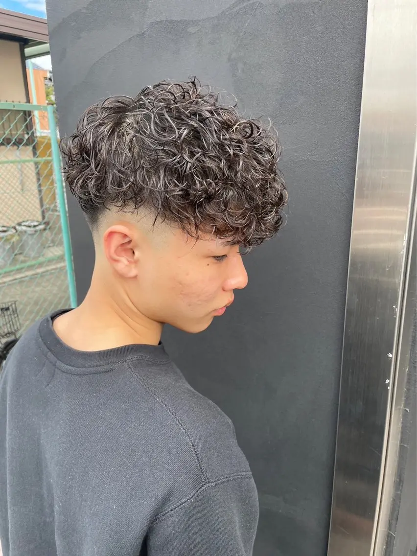 ショート パーマ メンズ スペインカール 刈り上げ ブリーチモデル募集中 /伊藤優真のヘアスタイル