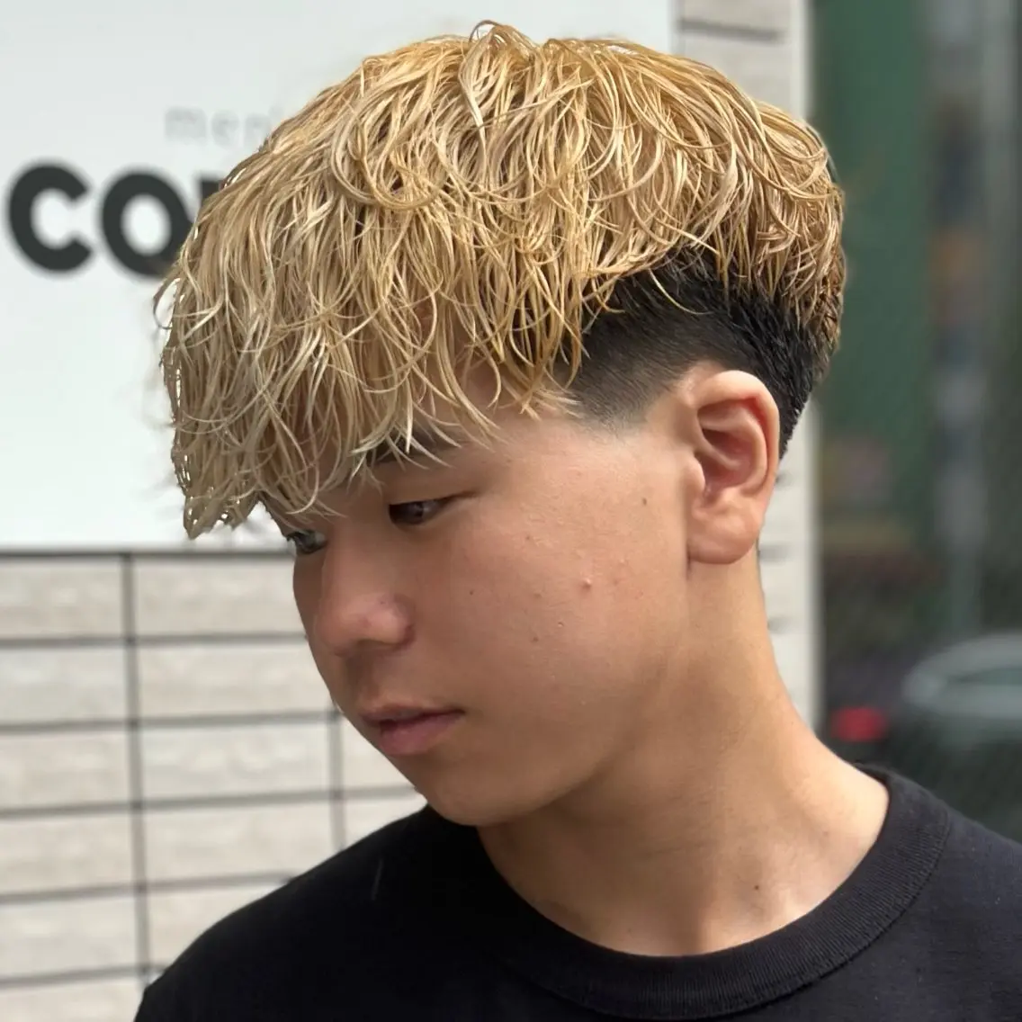 ショート カラー パーマ メンズ メンズブリーチ センターパート フェードカット フェザーパーマ メンズハイライト 金山駅前メンズカット モデル募集 青島永透のヘアスタイル