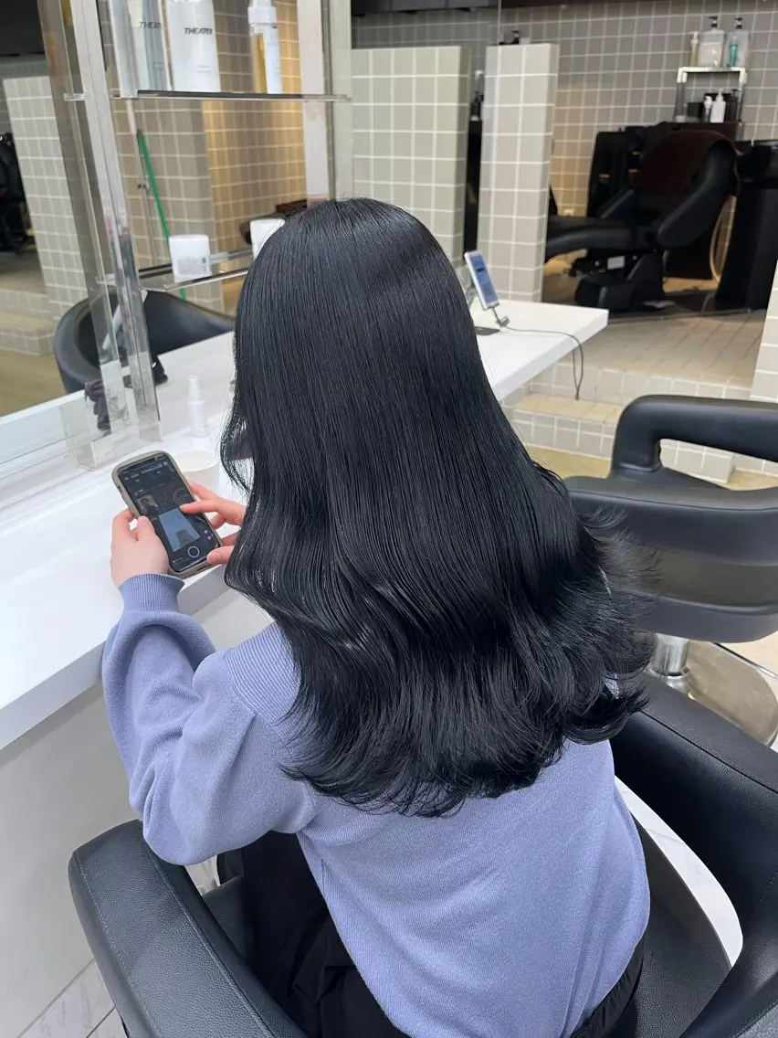 ロング ヘアカラー 寒色/ベージュヘア ブリーチありMiOのヘアスタイル
