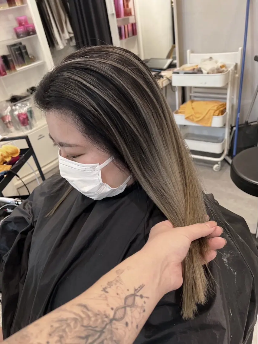 ミディアム カラー バレイヤージュ グレージュ レイヤーカット 指名数No.1 /NAOYAのヘアスタイル