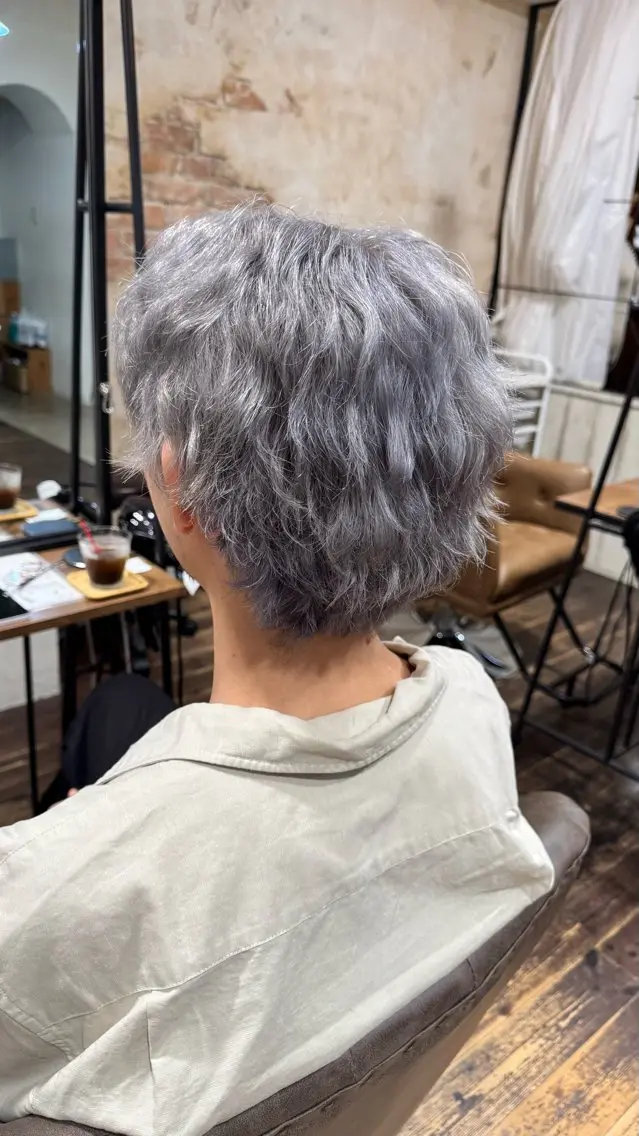 カラー メンズ メンズブリーチ ブリーチ シルバー ヘアカラー 菰田 愛輝のヘアスタイル