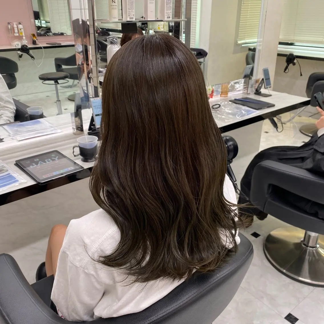 セミロング カラー 透明感カラー オリーブカラー 透明感ベージュカラー 🪞上野🪞AIのヘアスタイル