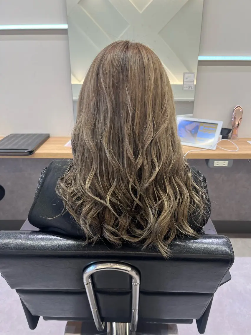 セミロング 狐カラー ハイライト レイヤーカット トリートメント ヘアカラー トリートメント 五月女 和樹のヘアスタイル