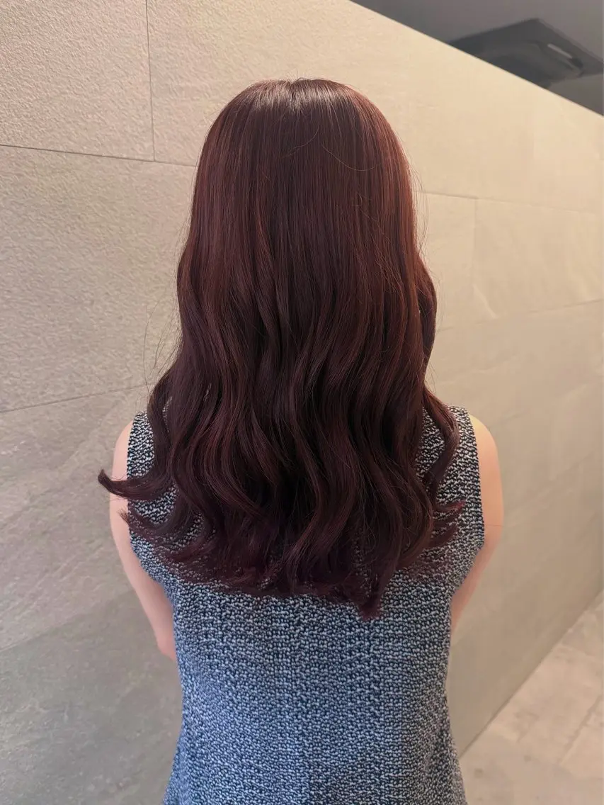 ミディアム カラー she. momonoのヘアスタイル