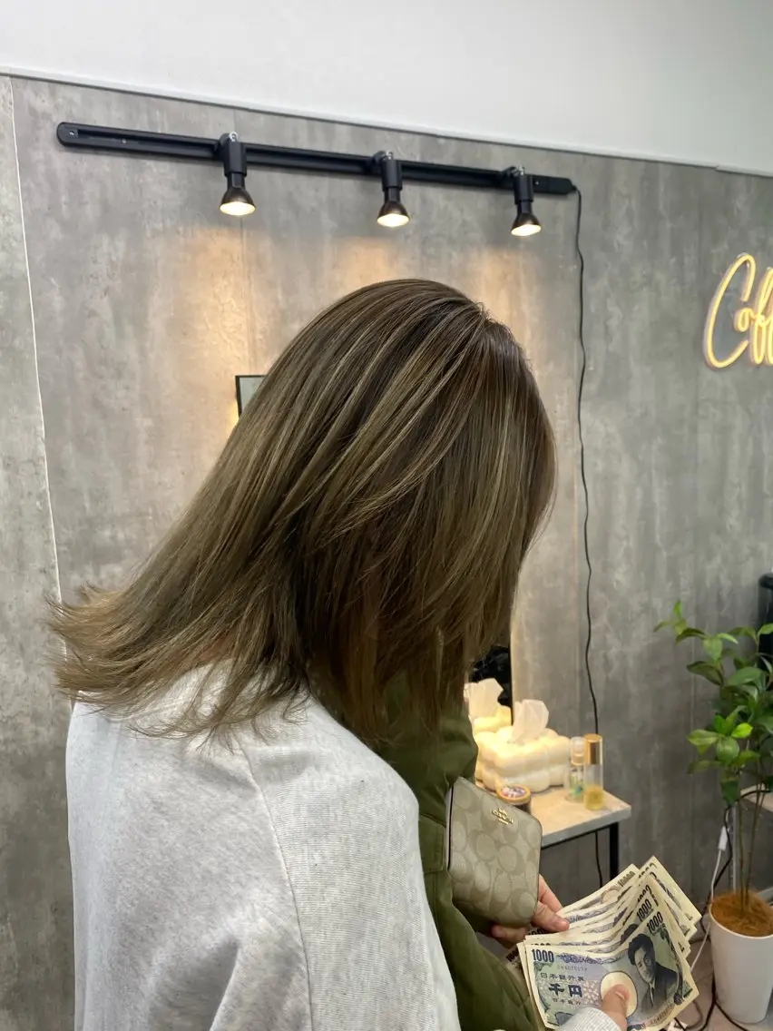 セミロング カラー ブリーチ ダブルカラー グレージュ ハイライトカラー ハイライト 1席のみの 美容室IKKIのヘアスタイル