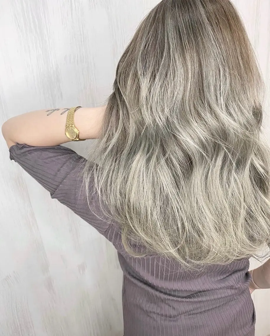 ロング レイヤーカット ハイトーンカラー/ YUTAのヘアスタイル