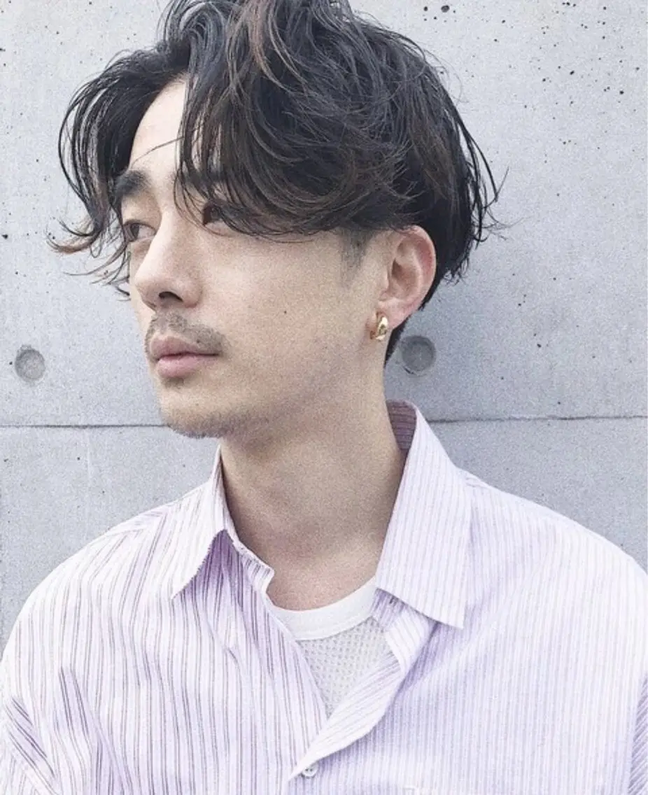 ショート パーマ メンズ センターパート メンズパーマ 透明感カラー🫧 nanamiのヘアスタイル