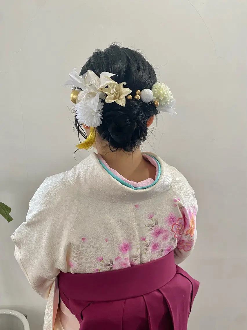 セミロング ヘアアレンジ 卒業式のヘアスタイル 髪飾り ヘアセット Kazaoka Saraのヘアスタイル