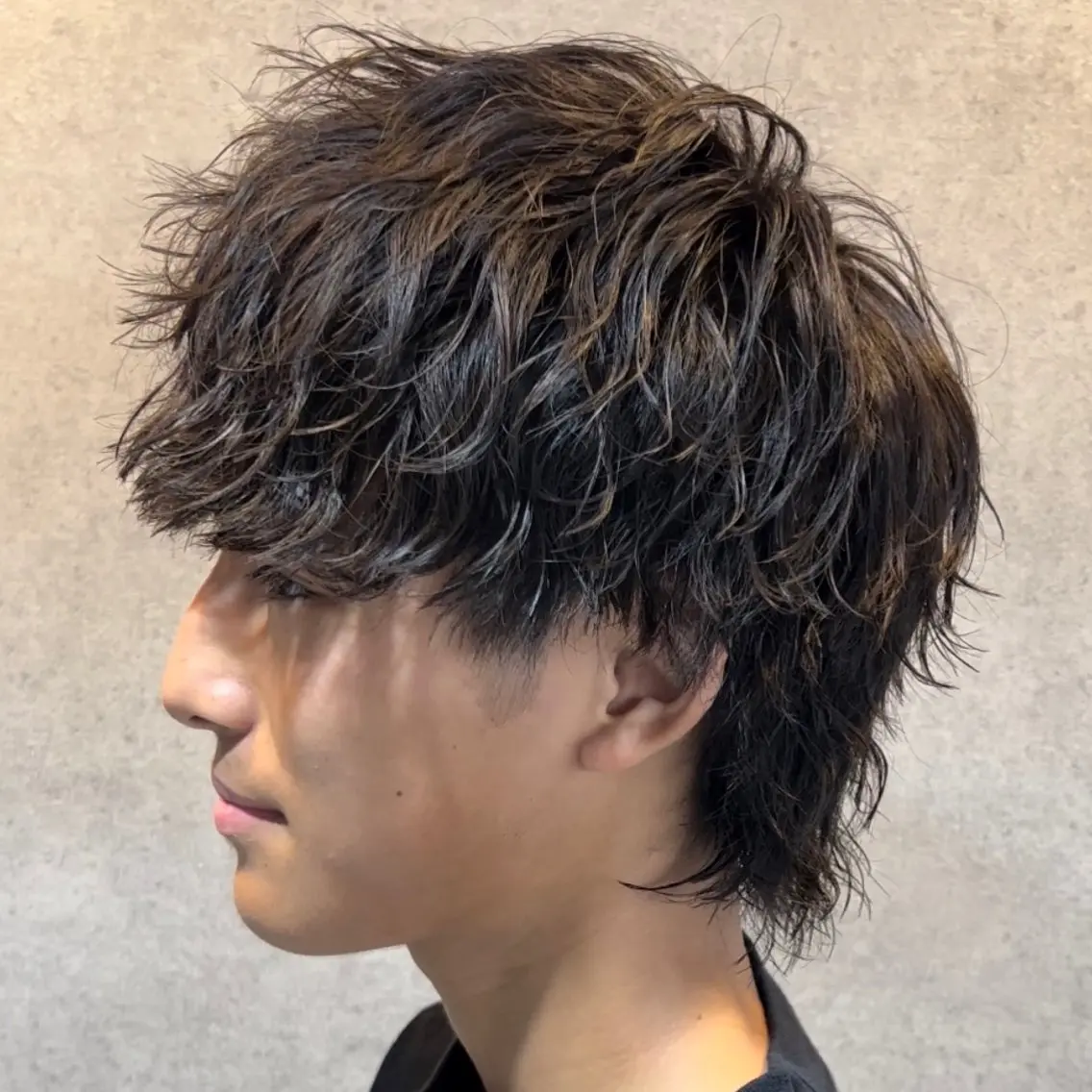 ショート カラー パーマ ヘアアレンジ メンズ センターパート メンズハイライト メンズメッシュ マッシュ メンズパーマ 仕上がり満足度No. 1🔥BLUCK🔥のヘアスタイル