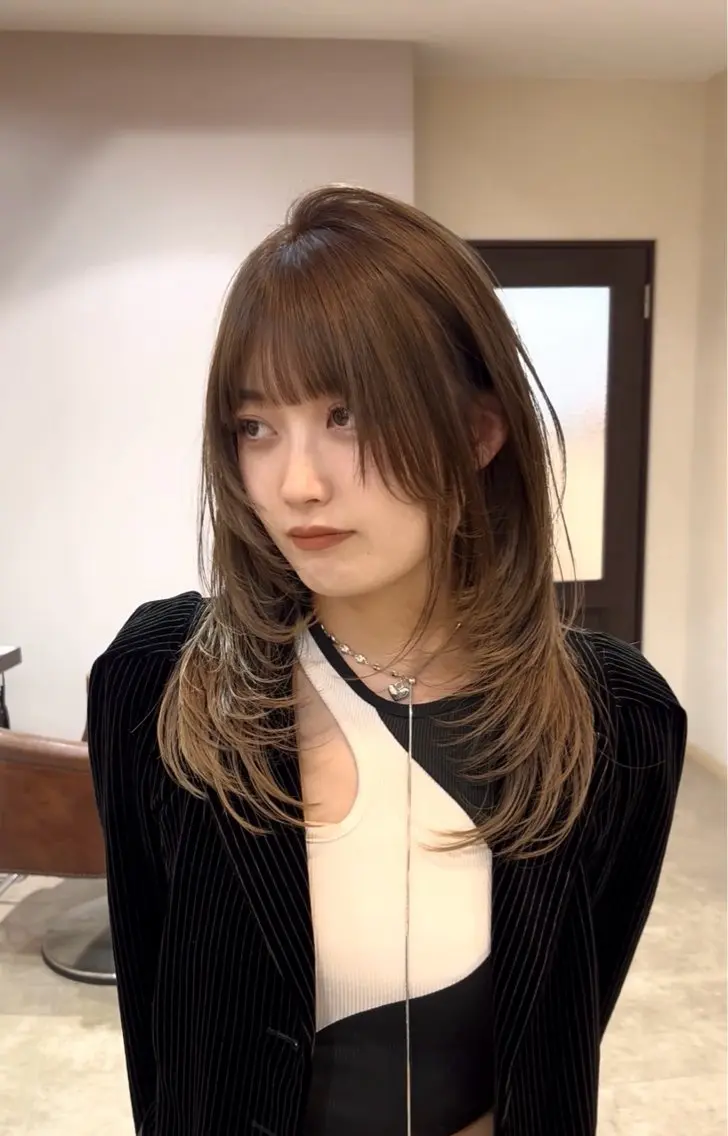 セミロング カラー ブリーチ 透明感カラー デザインカラー 髪質改善 レイヤーカット 山本梨華/ 透明感カラーのヘアスタイル