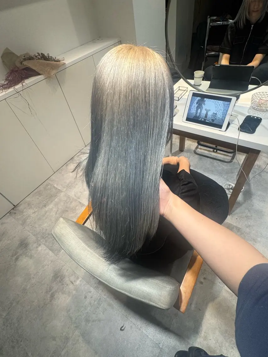 ロング カラー カット ヘアカラー トリートメント 小泉 真緒のヘアスタイル