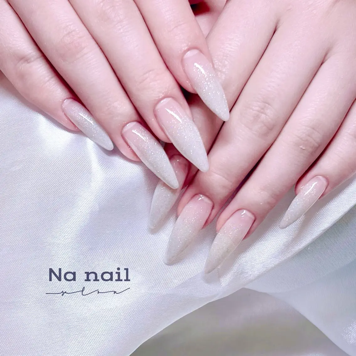 ネイル グラデーション ラメ(グリッター) ラメグラデーション ホワイト ハンドネイル Anna nailのネイルデザイン