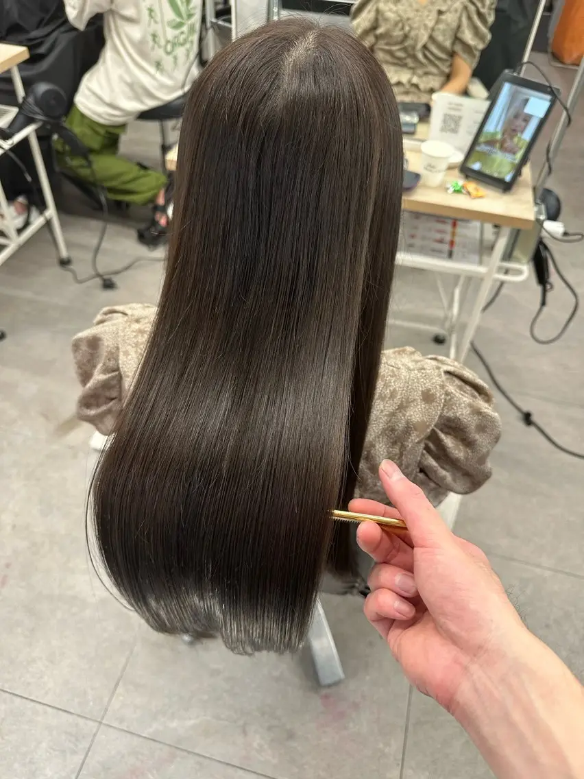 セミロング カット ヘアカラー トリートメント 艶髪、髪質改善 富田隼仁のヘアスタイル